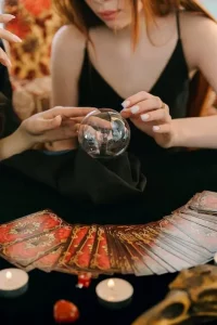 Leia mais sobre o artigo O que é o Tarot? E como funciona?
